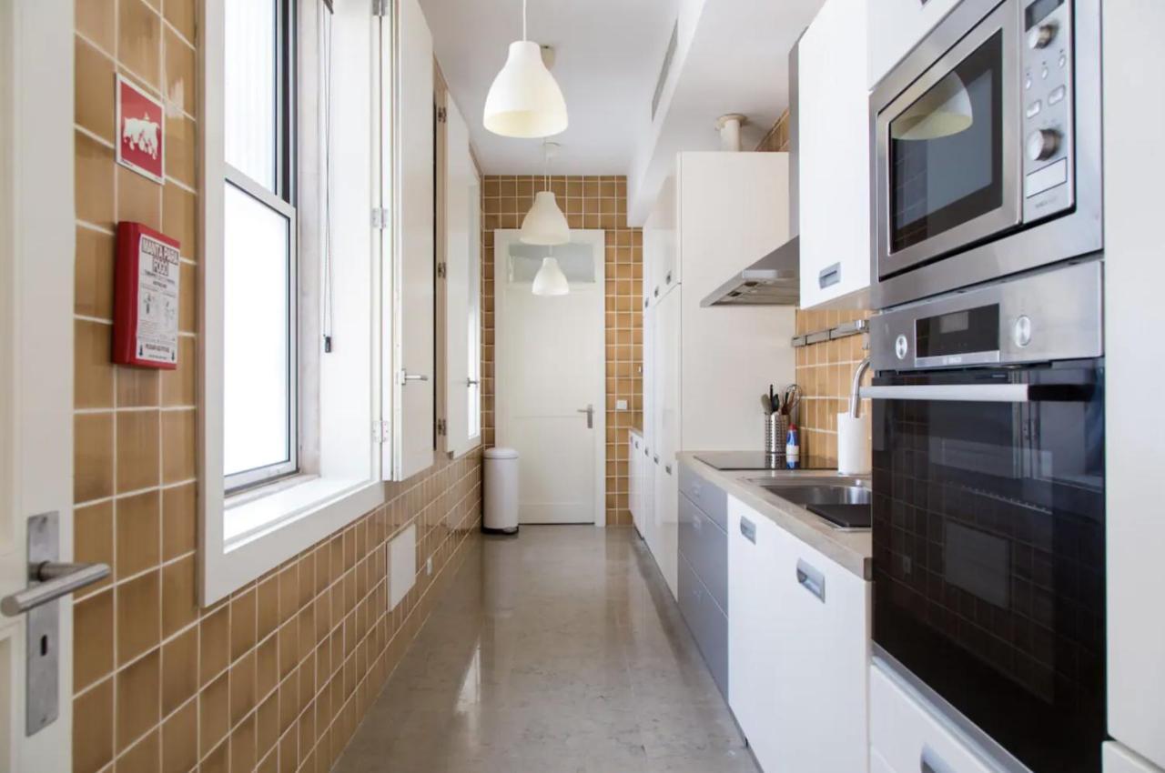 Beautiful 3-Story House In Chiado With A 40M² Private Terrace Apartment Lisbon Bagian luar foto